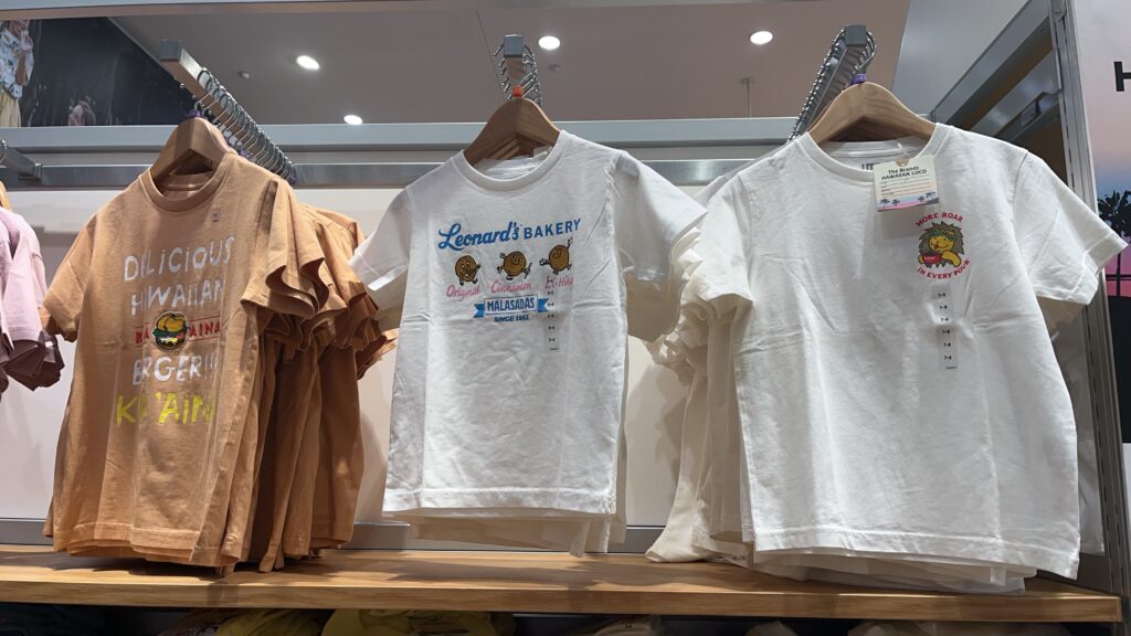 Leonard's Bakeryのショップに並ぶプリントTシャツ。ハンガーに掛かった3色のTシャツ