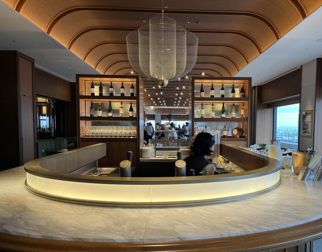 THE-MOMENT GRILL & DININGのビュッフェカウンター