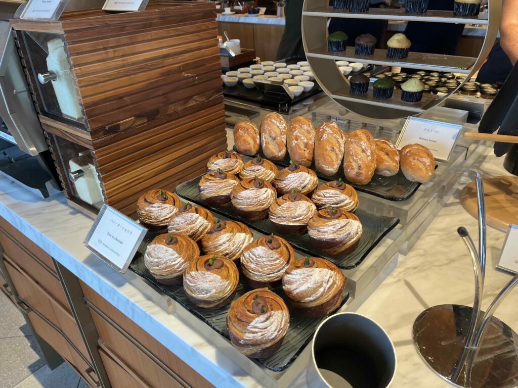 朝食ビュッフェのパン