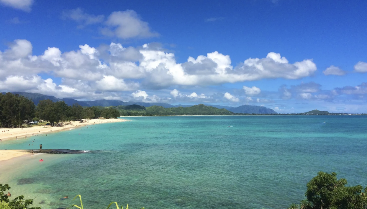 カイルアビーチパークの白い砂と海