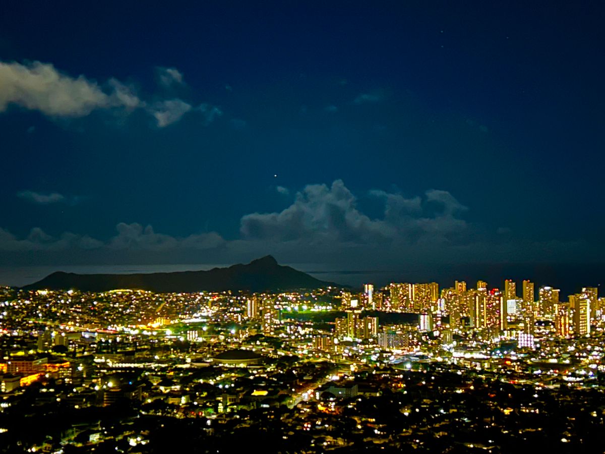 タンタラスの丘から見たダイヤモンドヘッドとワイキキの夜景